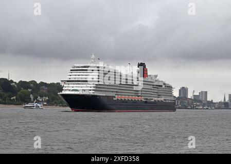 Auslaufen der Queen Anne von Cunard nach dem Erstanlauf ad Amburgo. Die Queen Anne Hat gegen 19 Uhr den Hafen von Hamburg verlassen. Amburgo, der 02.07.2024 Auslaufen der Queen Anne von Cunard nach dem Erstanlauf ad Amburgo, Amburgo Deutschland Hamburger Hafen *** partenza della Regina Anna di Cunard dopo la prima chiamata ad Amburgo la Regina Anna ha lasciato il porto di Amburgo intorno alle 19.00, Amburgo, 02 07 2024 partenza di Cunards Queen Anne dopo la prima chiamata ad Amburgo, Amburgo Amburgo Germania Porto di Amburgo Foto Stock