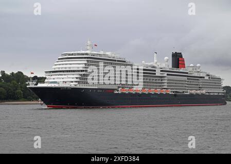 Auslaufen der Queen Anne von Cunard nach dem Erstanlauf ad Amburgo. Die Queen Anne Hat gegen 19 Uhr den Hafen von Hamburg verlassen. Amburgo, der 02.07.2024 Auslaufen der Queen Anne von Cunard nach dem Erstanlauf ad Amburgo, Amburgo Deutschland Hamburger Hafen *** partenza della Regina Anna di Cunard dopo la prima chiamata ad Amburgo la Regina Anna ha lasciato il porto di Amburgo intorno alle 19.00, Amburgo, 02 07 2024 partenza di Cunards Queen Anne dopo la prima chiamata ad Amburgo, Amburgo Amburgo Germania Porto di Amburgo Foto Stock