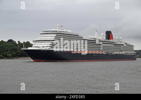 Auslaufen der Queen Anne von Cunard nach dem Erstanlauf ad Amburgo. Die Queen Anne Hat gegen 19 Uhr den Hafen von Hamburg verlassen. Amburgo, der 02.07.2024 Auslaufen der Queen Anne von Cunard nach dem Erstanlauf ad Amburgo, Amburgo Deutschland Hamburger Hafen *** partenza della Regina Anna di Cunard dopo la prima chiamata ad Amburgo la Regina Anna ha lasciato il porto di Amburgo intorno alle 19.00, Amburgo, 02 07 2024 partenza di Cunards Queen Anne dopo la prima chiamata ad Amburgo, Amburgo Amburgo Germania Porto di Amburgo Foto Stock