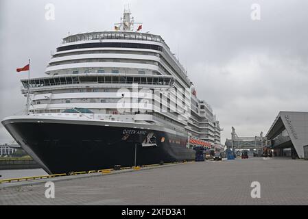 Kreuzfahrtschiff la regina Anne läuft erstmals Hamburg AN. AM 2. Juli gegen 6,30 Uhr lief das Kreuzfahrtschiff Queen Anne erstmals den Hamburger Hafen AN. Begleitet wurde der Cruise Liner traditionell vom Feuerlöschboot Branddirektor Westphal, welches mit Wasserfontänen beim Erstanlauf das Kreuzfahrtschiff begrüßte. Um kurz vor 7 Uhr machte die Flottenschwester der Queen Mary II am Cruise Center Steinwerder Fest. DAS Schiff der Reederei Cunard Line, Die zu Carnival gehört, wurde erst vor einem Monat AM 3. Juni 2024 im Rahmen der British Isles Festival Voyage a Liverpool Getauft. Taufpaten sind di Foto Stock