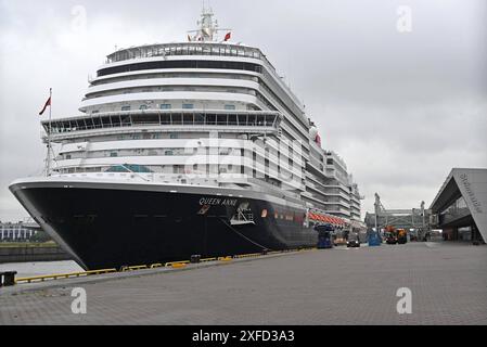 Kreuzfahrtschiff la regina Anne läuft erstmals Hamburg AN. AM 2. Juli gegen 6,30 Uhr lief das Kreuzfahrtschiff Queen Anne erstmals den Hamburger Hafen AN. Begleitet wurde der Cruise Liner traditionell vom Feuerlöschboot Branddirektor Westphal, welches mit Wasserfontänen beim Erstanlauf das Kreuzfahrtschiff begrüßte. Um kurz vor 7 Uhr machte die Flottenschwester der Queen Mary II am Cruise Center Steinwerder Fest. DAS Schiff der Reederei Cunard Line, Die zu Carnival gehört, wurde erst vor einem Monat AM 3. Juni 2024 im Rahmen der British Isles Festival Voyage a Liverpool Getauft. Taufpaten sind di Foto Stock