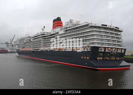 Kreuzfahrtschiff la regina Anne läuft erstmals Hamburg AN. AM 2. Juli gegen 6,30 Uhr lief das Kreuzfahrtschiff Queen Anne erstmals den Hamburger Hafen AN. Begleitet wurde der Cruise Liner traditionell vom Feuerlöschboot Branddirektor Westphal, welches mit Wasserfontänen beim Erstanlauf das Kreuzfahrtschiff begrüßte. Um kurz vor 7 Uhr machte die Flottenschwester der Queen Mary II am Cruise Center Steinwerder Fest. DAS Schiff der Reederei Cunard Line, Die zu Carnival gehört, wurde erst vor einem Monat AM 3. Juni 2024 im Rahmen der British Isles Festival Voyage a Liverpool Getauft. Taufpaten sind di Foto Stock