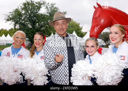 Sänger Lou Bega mit Cheerleadern bei der CHIO Media Night 2024 der CHIO 2024. Aquisgrana, 02.07.2024 NRW Deutschland *** Singer Lou Bega con cheerleaders alla CHIO Media Night 2024 del CHIO 2024 Aquisgrana, 02 07 2024 NRW Germania Copyright: XChristophxHardtx Foto Stock
