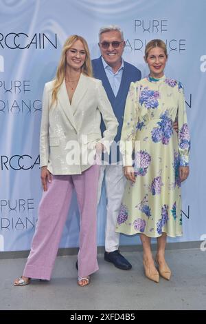 Berlin Fashion Week - Marc Cain Fashion Show - PURA RADIOSITÀ Jessica Madsen, Helmut Schlotterer und Kelly Rutherford - Marc Cain Fashion Show PURE RADIANE Fruehling/Sommer 2025 an der Kolonnade mit Triumphtor am neuen Palais a Potsdam AM 02.07.2024. *** Berlin Fashion Week Marc Cain Fashion Show PURA RADIOSITÀ Jessica Madsen, Helmut Schlotterer e Kelly Rutherford Marc Cain Fashion Show PURA RADIANE Primavera Estate 2025 al colonnato con cancello trionfale nel nuovo palazzo di Potsdam il 02 07 2024 Copyright: XEventpressxZmeckx Foto Stock