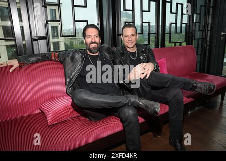THOMAS SABO 40th Anniversary Press cocktail Alec Völkel Boss Burns und Sascha Vollmer Hoss Power von The BossHoss Fashion Week Berlin THOMAS SABO 40th Anniversary Press cocktail & Collection Presentation im China Club Berlin *** THOMAS SABO 40th Anniversary Press cocktail Alec Völkel Boss Burns and Sascha Vollmer Hoss Power dalla BossHoss Fashion Week Berlin THOMAS SABO 40th Anniversary Press cocktail Collection presentazione al China Club Berlin Copyright: xEventpressxFuhrx Foto Stock