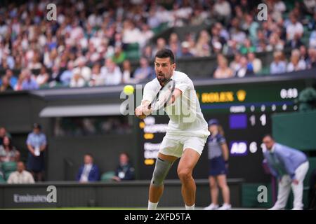 LONDRA, INGHILTERRA - 2 LUGLIO: Novak Djokovic della Serbia in azione nel primo turno maschile contro Vit Kopriva della Repubblica Ceca durante il secondo giorno dei Campionati di Wimbledon 2024 all'All England Lawn Tennis and Croquet Club il 2 luglio 2024 a Londra, Inghilterra Foto Stock