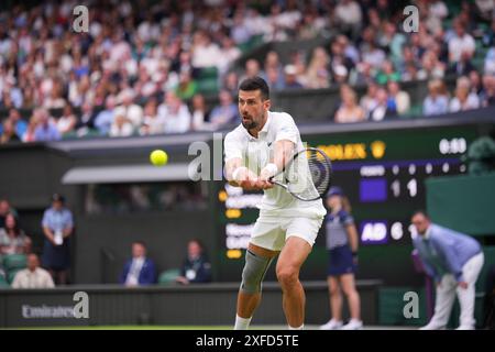 LONDRA, INGHILTERRA - 2 LUGLIO: Novak Djokovic della Serbia in azione nel primo turno maschile contro Vit Kopriva della Repubblica Ceca durante il secondo giorno dei Campionati di Wimbledon 2024 all'All England Lawn Tennis and Croquet Club il 2 luglio 2024 a Londra, Inghilterra Foto Stock