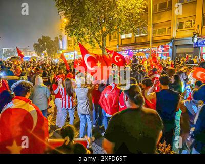 Türkische fan machen in Bruchsal nach EM-Viertelfinaleinzug Die Nacht zum Tag: Hunderte Türkei-fans belagern Straße vor dem Bahnhof in Bruchsal und feiern den türkischen Sieg über Österreich lautstarke Siegesfeier mit Bengalos, Fahnen und Musik Nach dem überraschenden Einzug der türkischen Nationalmannschaft ins Viertelfinale der UEFA EM 2024 sind die türkischen fans in Deutschland kaum noch zu halten. In Bruchsal brach nach dem Schlusspfiff wortwörtlich die Hölle los und die Bahnhofstraße verwandelte sich wie beim Einzug ins Achtelfinale in eine riesige Partyzone. Hunderte Türkei-Anhänger ve Foto Stock