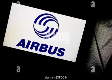 Arlington, Stati Uniti. 3 luglio 2024. Logo Airbus. Airbus Defence and Space è una divisione di Airbus se che fornisce prodotti e servizi per la difesa e il settore aerospaziale. Michael Schoellhorn è l'amministratore delegato. I prodotti principali includono aerei da trasporto militare (A400M) e satelliti. Airbus produce anche aerei civili di linea popolari come A320neo, A320, A319, A330, A330neo, A340, A350 XWB e A380 super jumbo jet. (Credit Image: © Taidgh Barron/ZUMA Press Wire) SOLO PER USO EDITORIALE! Non per USO commerciale! Foto Stock