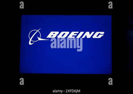 Arlington, Stati Uniti. 3 luglio 2024. Logo Boeing Company. La Boeing Company è una multinazionale americana che progetta, produce e vende aeroplani, unità rotative, razzi, satelliti e apparecchiature di telecomunicazione. David Calhoun e' l'amministratore delegato, e la borsa e' BA. I prodotti principali includono le famiglie di aeromobili 737 MAX, 747, 777 e 787. Boeing è anche un importante appaltatore per il governo degli Stati Uniti e un leader nell'innovazione aerospaziale, ma è rimasta impantanata in questioni legali. (Credit Image: © Taidgh Barron/ZUMA Press Wire) SOLO PER USO EDITORIALE! Non per Commercial Foto Stock