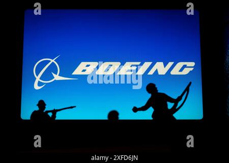 Arlington, Stati Uniti. 3 luglio 2024. Boeing Company logo con il logo del Dipartimento di giustizia degli Stati Uniti (DoJ) mentre Boeing è destinata ad affrontare accuse penali di frode. La Boeing Company è una multinazionale americana che progetta, produce e vende aeroplani, unità rotative, razzi, satelliti e apparecchiature di telecomunicazione. David Calhoun e' l'amministratore delegato, e la borsa e' BA. I prodotti principali includono le famiglie di aeromobili 737 MAX, 747, 777 e 787. Boeing è anche un importante appaltatore per il governo degli Stati Uniti e un leader nell'innovazione aerospaziale, ma è rimasta impantanata in lega Foto Stock