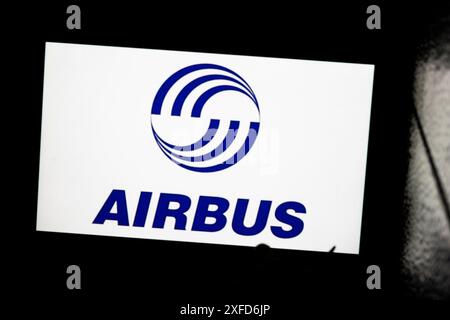 Arlington, Stati Uniti. 3 luglio 2024. Logo Airbus. Airbus Defence and Space è una divisione di Airbus se che fornisce prodotti e servizi per la difesa e il settore aerospaziale. Michael Schoellhorn è l'amministratore delegato. I prodotti principali includono aerei da trasporto militare (A400M) e satelliti. Airbus produce anche aerei civili di linea popolari come A320neo, A320, A319, A330, A330neo, A340, A350 XWB e A380 super jumbo jet. (Credit Image: © Taidgh Barron/ZUMA Press Wire) SOLO PER USO EDITORIALE! Non per USO commerciale! Foto Stock