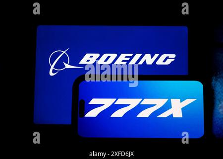 Arlington, Stati Uniti. 3 luglio 2024. Il logo della Boeing Company con il logo del programma jet a corpo lungo ritardato 777x, mentre Boeing è destinata ad affrontare accuse penali di frode. La Boeing Company è una multinazionale americana che progetta, produce e vende aeroplani, unità rotative, razzi, satelliti e apparecchiature di telecomunicazione. David Calhoun e' l'amministratore delegato, e la borsa e' BA. I prodotti principali includono le famiglie di aeromobili 737 MAX, 747, 777 e 787. Boeing è anche un importante appaltatore per il governo degli Stati Uniti e un leader nell'innovazione aerospaziale, ma è rimasta impantanata Foto Stock