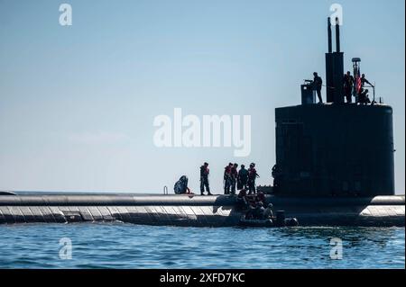 Gli operatori della Naval Special Warfare (NSW) della West Coast manovrano un mezzo da incursione in gomma combattente e salgono a bordo del sottomarino ad attacco rapido classe Los Angeles USS Greeneville (SSN 772) durante l'addestramento all'interoperabilità della flotta nell'Oceano Pacifico orientale. Greenville fa parte del Commander Submarine Squadron 11, sede di cinque sottomarini ad attacco rapido classe Los Angeles, che sono in grado di supportare varie missioni, tra cui la guerra anti-sommergibile, la guerra anti-nave, la guerra d'attacco e l'intelligence, la sorveglianza e la ricognizione. Il NSW è la forza militare militare militare marittima della nazione, con un unico deposito Foto Stock