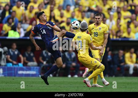 Tijjani Reijnders (Paesi Bassi)Ianis Hagi (Romania)Razvan Marin (Romania) durante la partita UEFA Euro Germany 2024 tra la Romania 0-3 Paesi Bassi alla Munich Football Arena il 2 luglio 2024 a Monaco, Germania. Crediti: Maurizio Borsari/AFLO/Alamy Live News Foto Stock