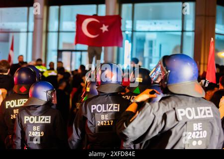 Berlino, Germania. 3 luglio 2024. Calcio: Campionato europeo, Austria - Turchia, finale, sedici round. Gli agenti di polizia accompagnano i tifosi turchi dalla strada di Kurfürstendamm (Ku'damm). Crediti: Christoph Soeder/dpa/Alamy Live News Foto Stock