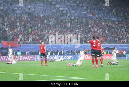 Lipsia. 2 luglio 2024. I giocatori (in bianco) di T¨¹rkiye festeggiano dopo il turno di UEFA Euro 2024 del 16 incontro tra T¨¹rkiye e Austria a Lipsia, Germania, il 2 luglio 2024. Crediti: Bai Xuefei/Xinhua/Alamy Live News Foto Stock