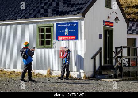 Turisti fuori dall'ufficio postale e dai negozi, Grytviken, King Edward Cove, Georgia del Sud, martedì 28 novembre 2023. Foto: David Rowland / One-Image.com Foto Stock