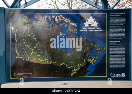 Mappa del Canada con l'insegna del Trans Canada Trail sul lungofiume sud nel centro di Fredericton, New Brunswick, Canada Foto Stock