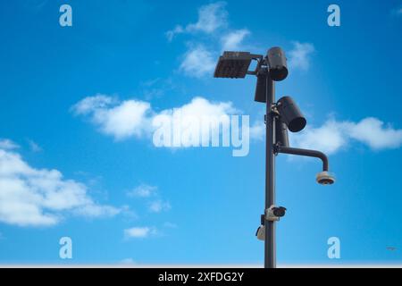Primo piano della telecamera di sicurezza sulla strada. Foto Stock
