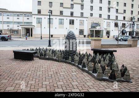 Scultura di coni di abete balsamico su Queen Street nel centro di Fredericton, New Brunswick, Canada Foto Stock