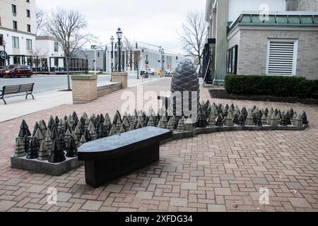 Scultura di coni di abete balsamico su Queen Street nel centro di Fredericton, New Brunswick, Canada Foto Stock