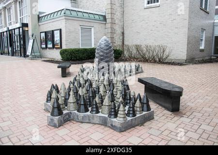 Scultura di coni di abete balsamico su Queen Street nel centro di Fredericton, New Brunswick, Canada Foto Stock