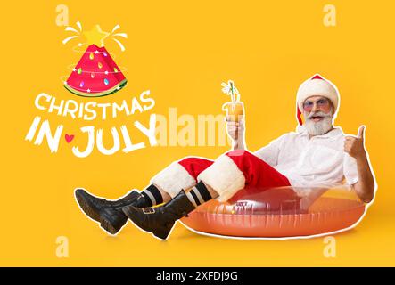 Banner festivo per Natale a luglio con Babbo Natale felice con anello da nuoto e cocktail Foto Stock