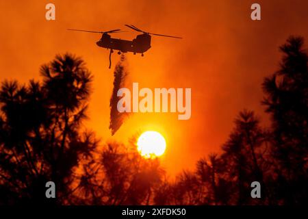 Oroville, Stati Uniti. 10 maggio 2024. Un elicottero in caduta d'acqua rilascia il suo carico sull'incendio di Thompson ad Oroville, California, martedì 2 luglio 2024. Il caldo estremo ha colpito i paesaggi asciutti costringendo le evacuazioni mentre la California entra nella stagione degli incendi. Foto di Peter DaSilva/UPI credito: UPI/Alamy Live News Foto Stock