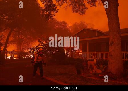 Oroville, Stati Uniti. 10 maggio 2024. Un vigile del fuoco controlla l'incendio di Thompson mentre brucia vicino alla residenza di Oroville, California, martedì 2 luglio 2024. Il caldo estremo ha colpito i paesaggi asciutti costringendo le evacuazioni mentre la California entra nella stagione degli incendi. Foto di Peter DaSilva/UPI credito: UPI/Alamy Live News Foto Stock