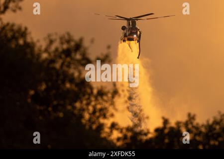 Oroville, Stati Uniti. 10 maggio 2024. Un elicottero in caduta d'acqua rilascia il suo carico sull'incendio di Thompson ad Oroville, California, martedì 2 luglio 2024. Il caldo estremo ha colpito i paesaggi asciutti costringendo le evacuazioni mentre la California entra nella stagione degli incendi. Foto di Peter DaSilva/UPI credito: UPI/Alamy Live News Foto Stock