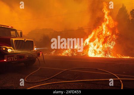 Oroville, Stati Uniti. 10 maggio 2024. L'incendio di Thompson si accende lungo Canyon Rd a Oroville, California, martedì 2 luglio 2024. Il caldo estremo ha colpito i paesaggi asciutti costringendo le evacuazioni mentre la California entra nella stagione degli incendi. Foto di Peter DaSilva/UPI credito: UPI/Alamy Live News Foto Stock