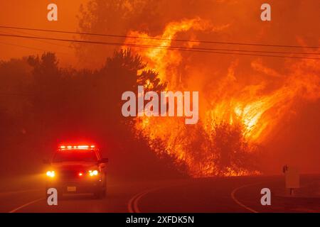 Oroville, Stati Uniti. 10 maggio 2024. Il fuoco di Thompson esplode lungo Canyon Rd a Oroville, California, martedì 2 luglio 2024. Il caldo estremo ha colpito i paesaggi asciutti costringendo le evacuazioni mentre la California entra nella stagione degli incendi. Foto di Peter DaSilva/UPI credito: UPI/Alamy Live News Foto Stock