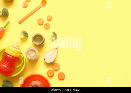 Composizione con alimenti sani per bambini, ingredienti e accessori su sfondo giallo Foto Stock