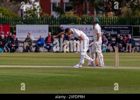 James Anderson bowling durante il match Lancashire contro Nottinghamshire County 02.07.24 Foto Stock