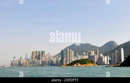 Una vista della città di Kennedy dal porto Victoria a Hong Kong. Foto Stock