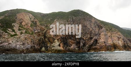 Paesaggi costieri aspre nel parco di campagna di Sai Kung East a Hong Kong. Foto Stock