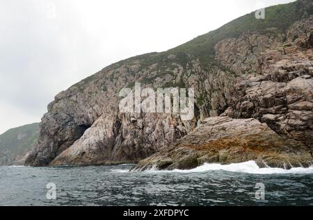 Paesaggi costieri aspre nel parco di campagna di Sai Kung East a Hong Kong. Foto Stock