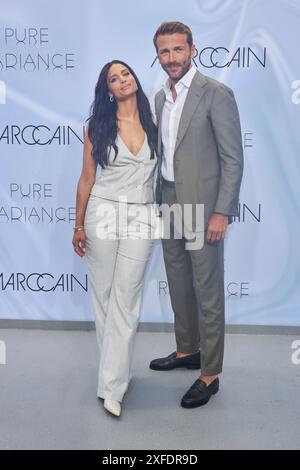 Amira Pocher und Christian Dueren - Marc Cain Fashion Show PURE RADIANE Fruehling/Sommer 2025 an der Kolonnade mit Triumphtor am neuen Palais a Potsdam am 02.07.2024. Marc Cain Fashion Show - PURO SPLENDORE *** Amira Pocher e Christian Dueren Marc Cain Fashion Show PURO RADIANE Primavera Estate 2025 al colonnato con cancello trionfale presso il nuovo palazzo di Potsdam il 02 07 2024 Marc Cain Fashion Show PURO SPLENDORE Foto Stock