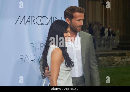 Amira Pocher und Christian Dueren - Marc Cain Fashion Show PURE RADIANE Fruehling/Sommer 2025 an der Kolonnade mit Triumphtor am neuen Palais a Potsdam am 02.07.2024. Marc Cain Fashion Show - PURO SPLENDORE *** Amira Pocher e Christian Dueren Marc Cain Fashion Show PURO RADIANE Primavera Estate 2025 al colonnato con cancello trionfale presso il nuovo palazzo di Potsdam il 02 07 2024 Marc Cain Fashion Show PURO SPLENDORE Foto Stock