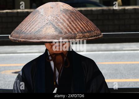 Un monaco zen giapponese che raccoglie elemosine in una strada commerciale principale a Ginza, Tokyo, Giappone. Foto Stock