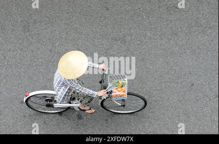 Guardando in basso su Trần Phú St. Dal caffè Faifo nella città vecchia di Hoi An, in Vietnam. Foto Stock