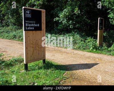 Cartello all'ingresso della riserva naturale di Blashford Lakes, Hampshire e Isle of Wight Wildlife Trust Reserve, Ellingham, vicino a Ringwood, Hampshire, Engla Foto Stock