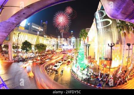 Bangkok, Thailandia - 25 dicembre 2012: Test dei fuochi d'artificio preparatevi a celebrare il nuovo anno 2013 all'incrocio di Ratchaprasong, Bangkok Foto Stock