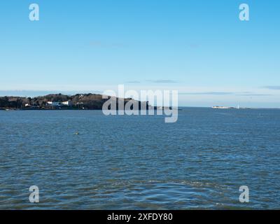 L'isola di Wight e il castello di Hurst, dal traghetto per l'isola di Wight, il Solent, Hampshire, Inghilterra, Regno Unito, gennaio 2020 Foto Stock