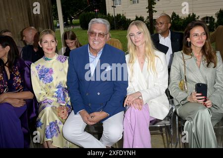 Kelly Rutherford, Helmut Schlotterer, Jessica Madsen und Samira Bayou bei der Marc Cain Fashion Show 'Pure Radiance - Frühjahr/Sommer 2025' auf der Berlin Fashion Week S/S 2025 in der Kolonnade mit Triumphtor am Neuen Palais. Potsdam, 02.07.2024 Foto Stock