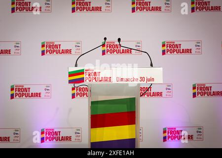 Parigi, Francia. 30 giugno 2024. Nouveau Front Populaire palcoscenico prima del discorso di Jean-Luc Mélenchon, presso la sede di la France Insoumise. Serata elettorale della coalizione Nouveau Front Populaire presso la sede del partito la France Insoumise, a Parigi, con un discorso di Jean-Luc Mélenchon dopo i risultati del primo turno delle elezioni legislative. Credito: SOPA Images Limited/Alamy Live News Foto Stock