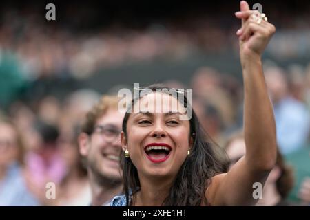 Londra, Regno Unito. 2 luglio 2024. LONDRA, INGHILTERRA - 2 LUGLIO: Tifosi e tifosi durante il giorno 2 del 2024 Wimbledon all'All England Lawn Tennis and Croquet Club il 2 luglio 2024 a Londra, Inghilterra. (Foto di Marleen Fouchier/Agenzia BSR) credito: Agenzia BSR/Alamy Live News Foto Stock