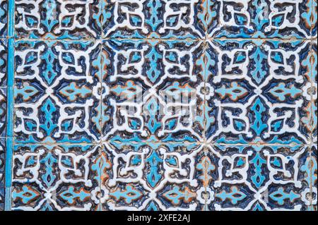 L'antica parete della moschea musulmana Hazrati Imam è decorata con piastrelle di ceramica con tradizionali ornamenti orientali uzbeki e motivi islamici in Uzbekistan Foto Stock
