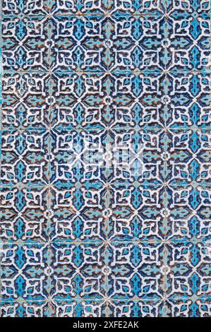Il muro dell'antica moschea musulmana Hazrati Imam è decorato con piastrelle di ceramica con tradizionali ornamenti orientali uzbeki e motivi islamici in Uzbekistan Foto Stock